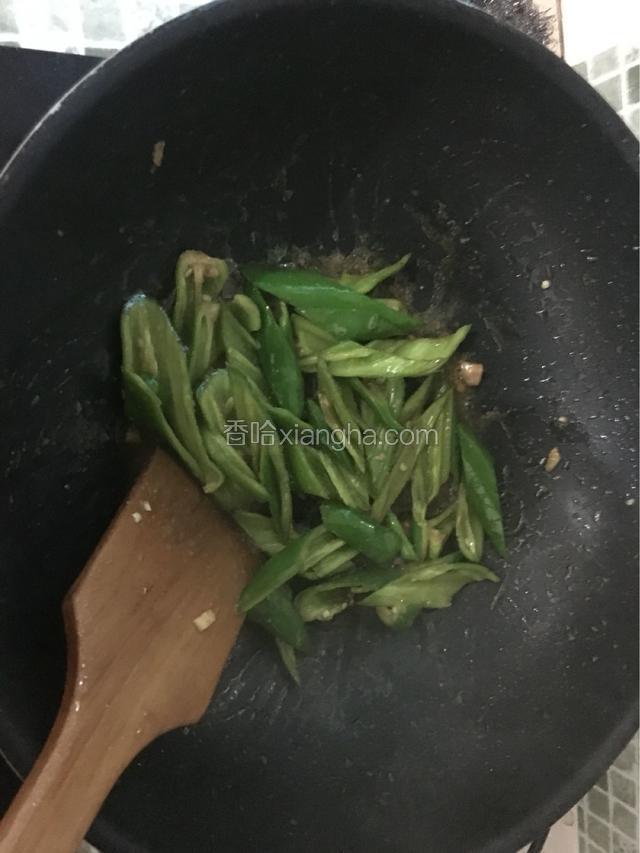 锅中留底油，先吧蒜和生姜爆香一下然后把辣椒放去炒