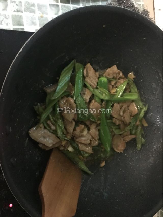 辣椒炒熟后把炒好的猪肝放入一起