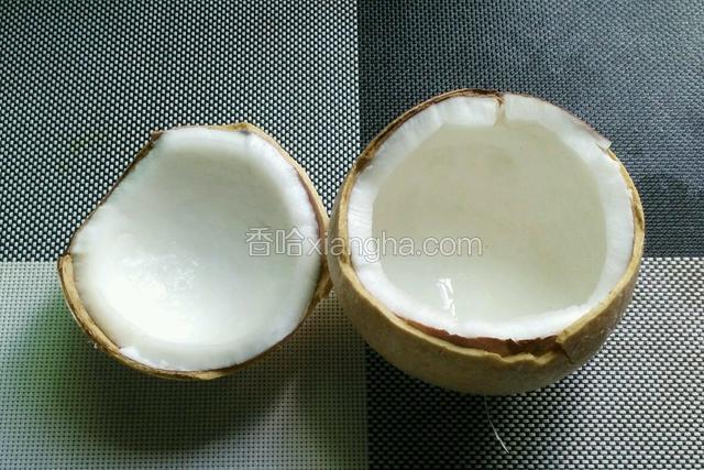 椰子用刀背敲开。