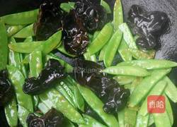 荷兰豆炒木耳的做法图解3