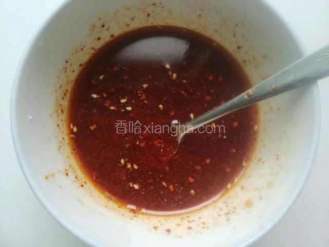 取一小碗将蒜泥，白糖，香醋，生抽，花椒油，香油，辣椒油搅拌均匀融化。