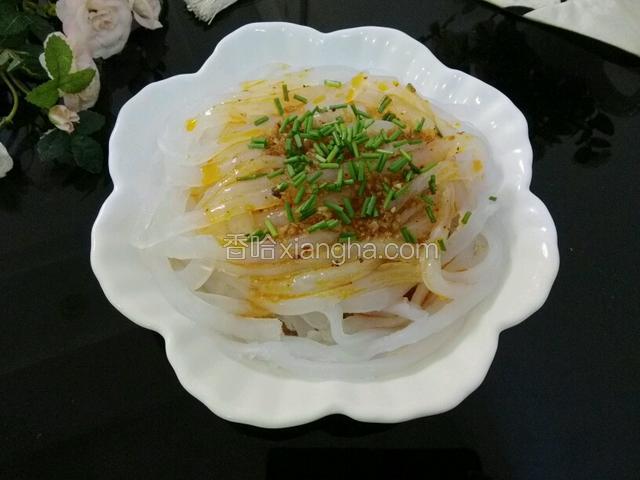 倒在凉粉上撒点小葱即可。