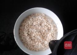 香蕉牛奶燕麦粥的做法图解2