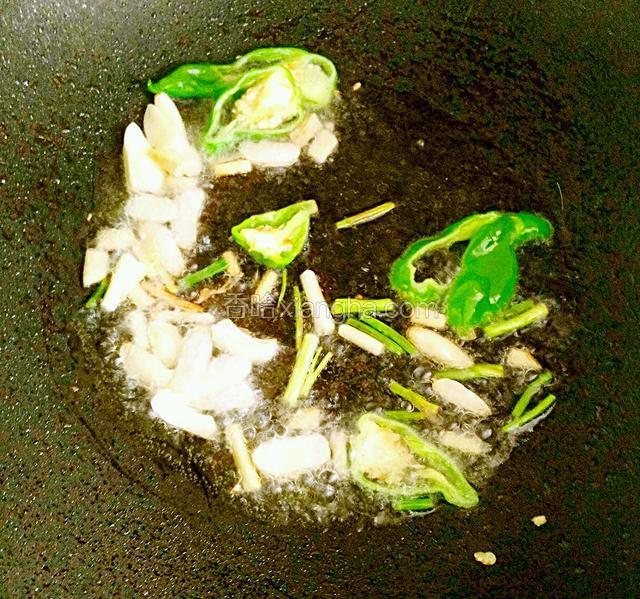 将葱花  姜丝   辣椒  蒜一起爆炒，炒到香味为止
