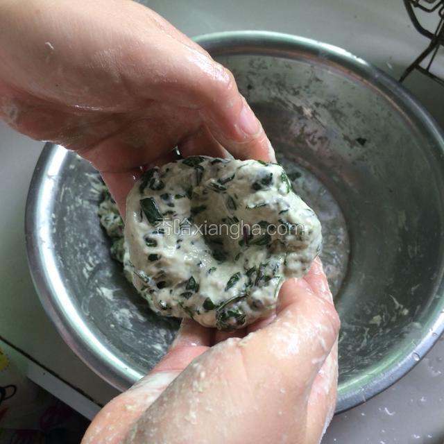 静至十分钟后，做成窝窝头状，入锅