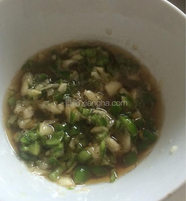 青椒，大蒜拍碎，加入芝麻油，醋，拌匀佐料，沾着吃更美味