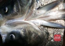 双色剁椒鱼头的做法图解1