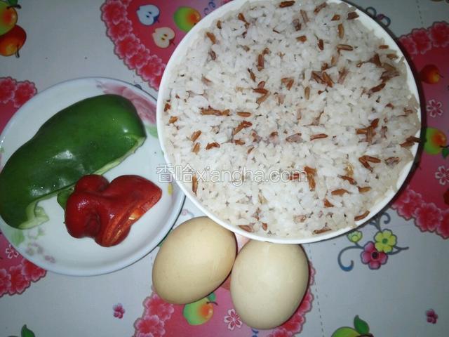 准备好所有食材，米饭是大米和红米混合提前蒸好的