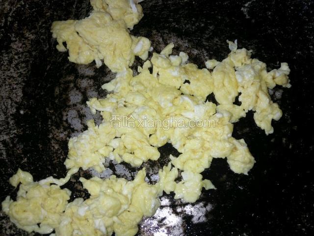 先来炒鸡蛋，把鸡蛋炒散盛出