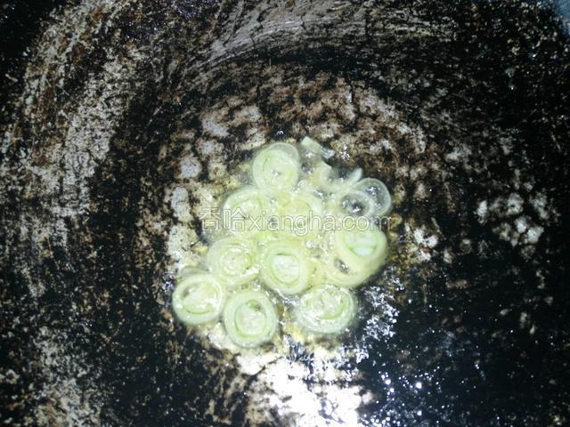 锅中倒适量花生油，放葱花