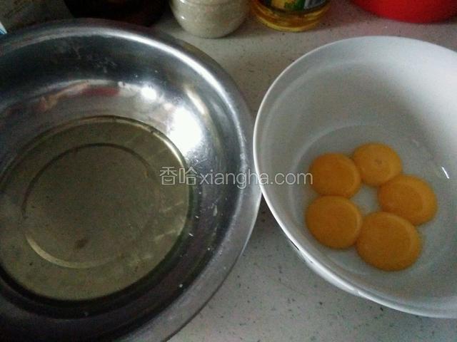 取无油无水的盆子，分离蛋黄，蛋清