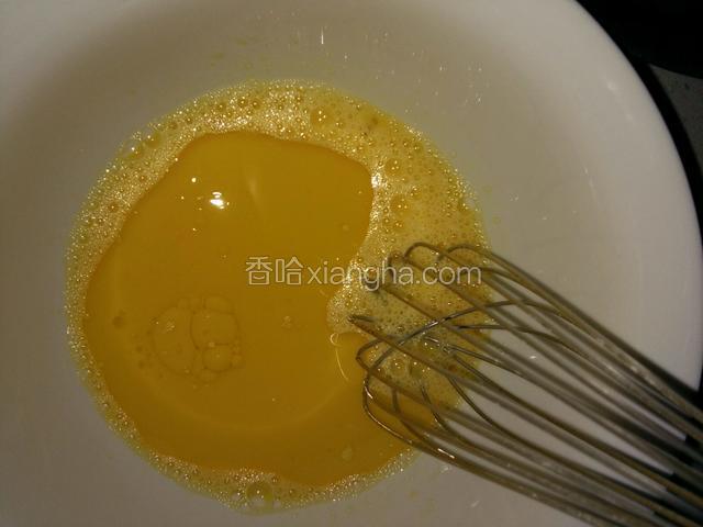把糖，牛奶放蛋黄里打散，加入王米油，拌匀
