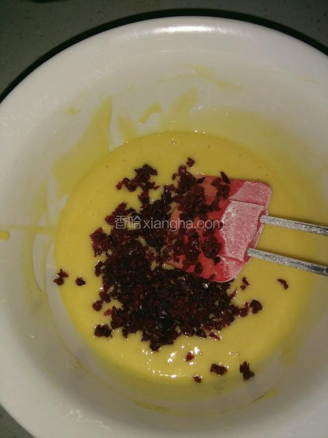 上下拌法拌匀，拌至无颗粒状，加入曼越莓干