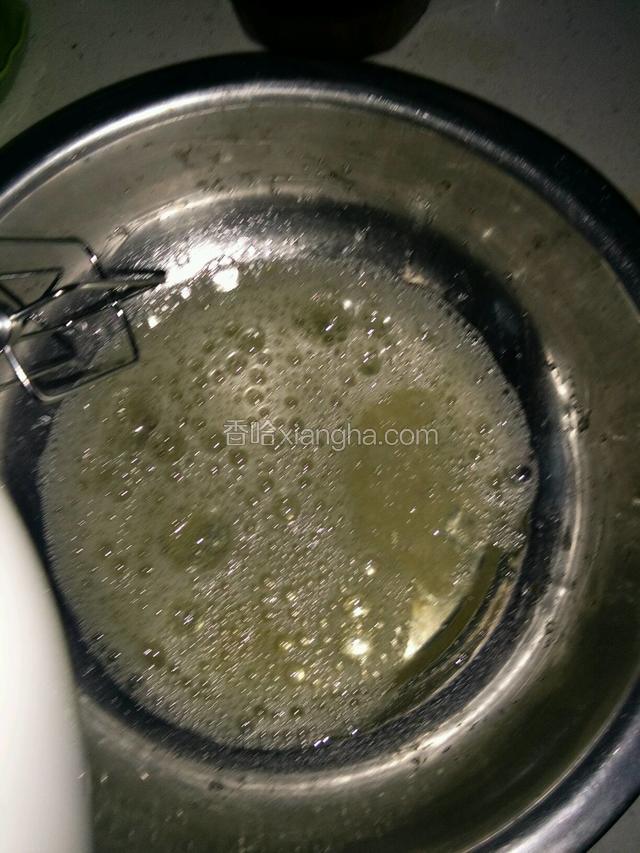 蛋清加一小勺柠檬蜂蜜，打至粗泡，加三分之一的白糖