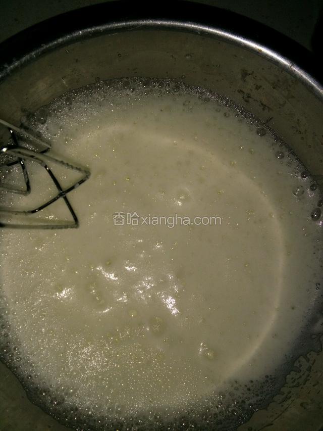 打发蛋白成下图这样，加最后的剩余的糖打成提起打蛋器，打发的蛋白成弯钩状
