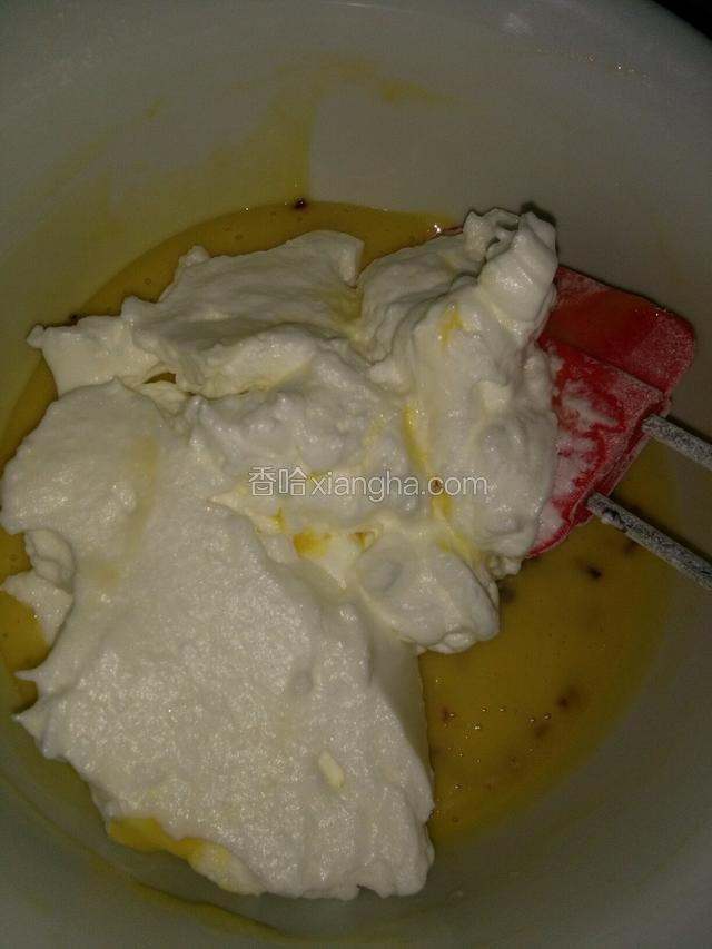 取三分之一的蛋白放入蛋黄面糊中，上下拌法拌勻，不能搅拌