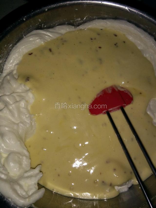 把拌好的蛋糕糊倒入剩下的蛋白中