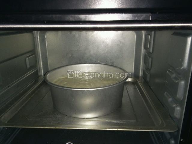 放入预热好的烤箱上下管下层烤55分钟