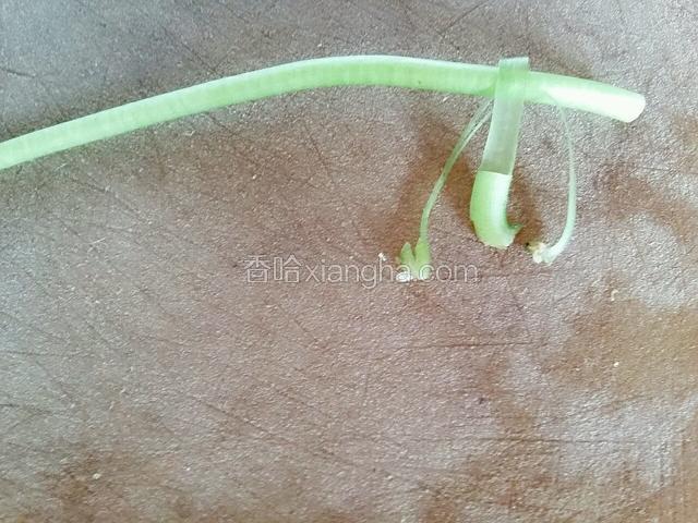 把红薯杆上的一层皮撕掉