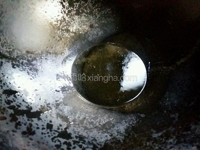 锅内加少许色拉油，小火烧热