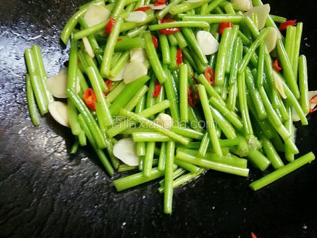 加少许味精炒均匀出锅