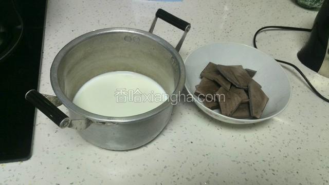 牛奶加细砂糖，巧克力切醉块。