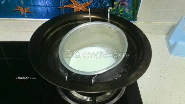 牛奶隔热水融化细砂糖，加热至沸腾，可以用打蛋器高速打至细砂糖融化。