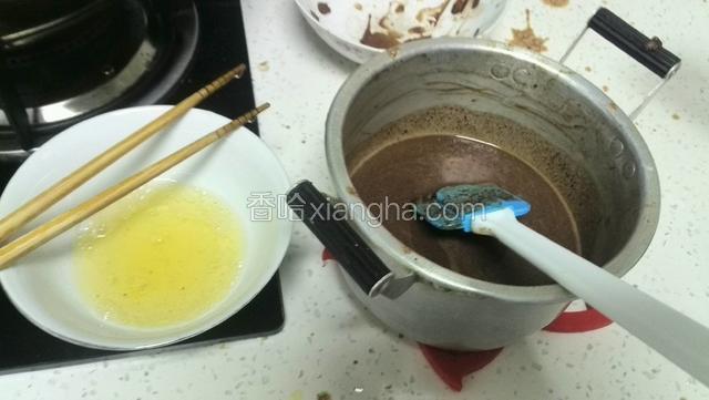 吉利丁片用剪刀剪成长方形浸入净水中放冰箱冷藏15分钟拿出倒掉水隔热水融化成液体，马上和巧克力糊混合翻拌均匀备用。