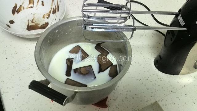关火加入巧克力块用橡皮刮刀上下翻拌至巧克力化开成巧克力糊。