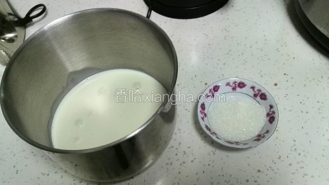 谈奶油加细砂糖打发至6层发即可以流动的那一种。