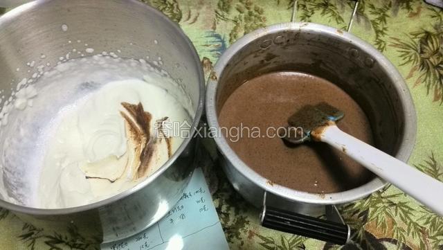 拿三分之一的奶油霜混合于巧克力慕斯糊，用翻拌的手法翻拌均匀，颜色变成一样，再将全部的巧克力慕斯糊倒入牛奶霜中继续翻拌均匀。