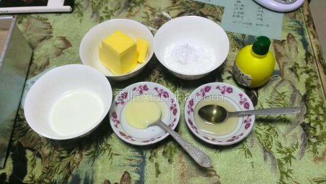 开始制作基础奶油霜，所用的材料。