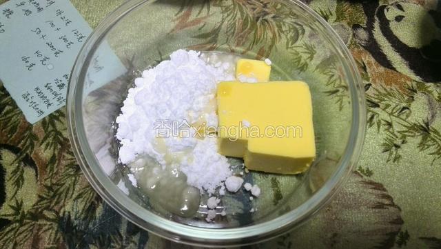 黄油加糖粉加柠檬汁。