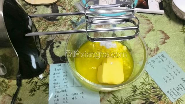 黄油融化用打蛋器低速打至顺滑。