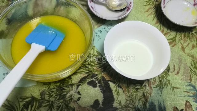 加牛奶加炼奶加蜂蜜加柠檬汁用打蛋器继续搅拌均匀，打至浓稠基础奶油霜做好了，可以放冰箱冷藏。