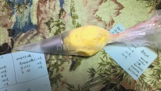 冷藏后的基础奶油霜留出100克备用，其余装入裱花袋挤花色花样。