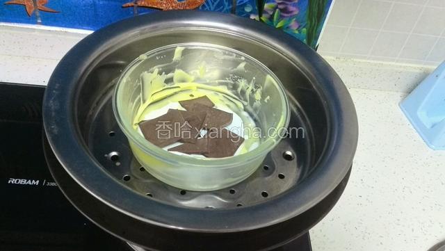 巧克力加牛奶隔热水融化加基础奶油霜100克混合打蛋器低速搅拌均匀。