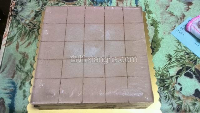 量好尺寸用模具底板刻正方形的印子。