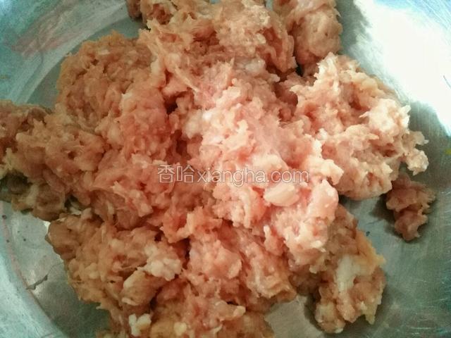 猪肉清洗一下剁成馅，我比较懒直接用绞肉机绞的