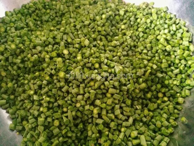 豇豆洗净切碎