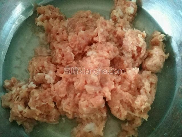 猪肉馅加适量清水顺时针搅拌上劲