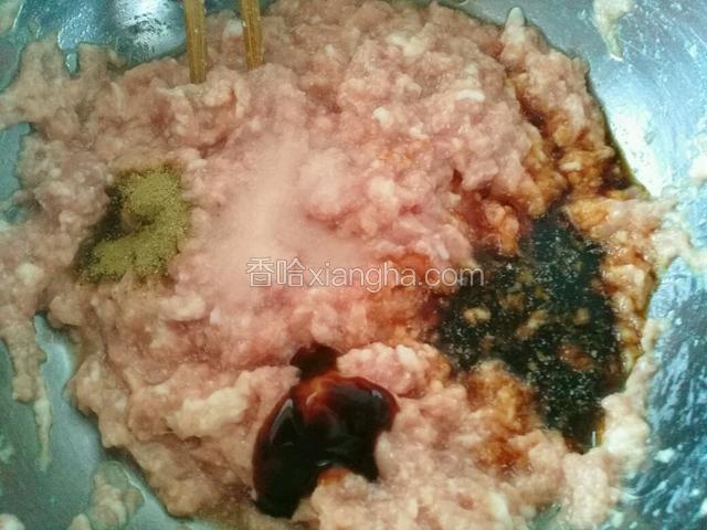 加入调料盐，酱油，蚝油，十三香，料酒拌匀