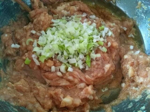 放入肉馅里 加适量玉米油
