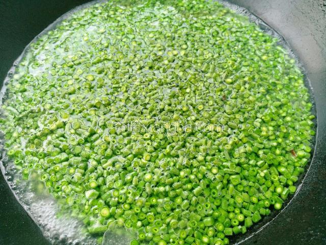 醒面的时间锅里烧开水，放一勺盐几滴油，把豇豆放入焯烫一下