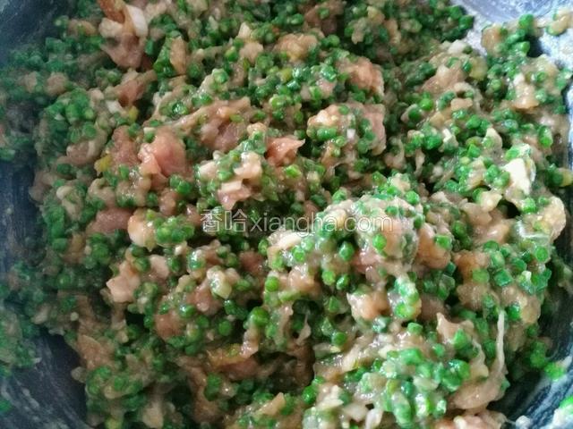 控干水分放入事先拌好的肉馅里，拌匀