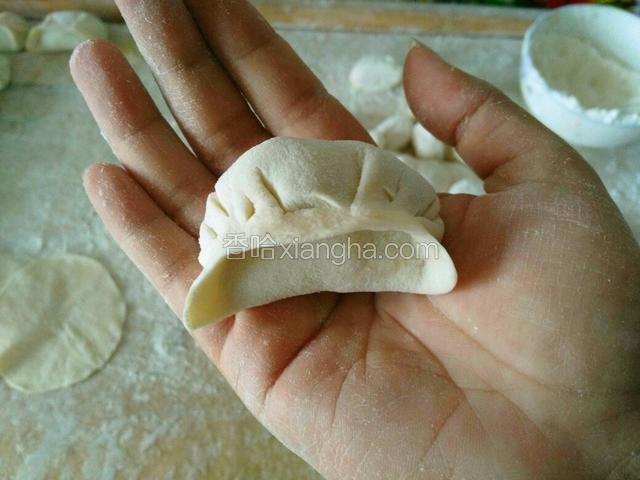 两边捏合，这样饺子就包好了