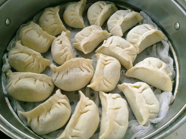 放入蒸锅，上汽以后蒸十分钟就好了