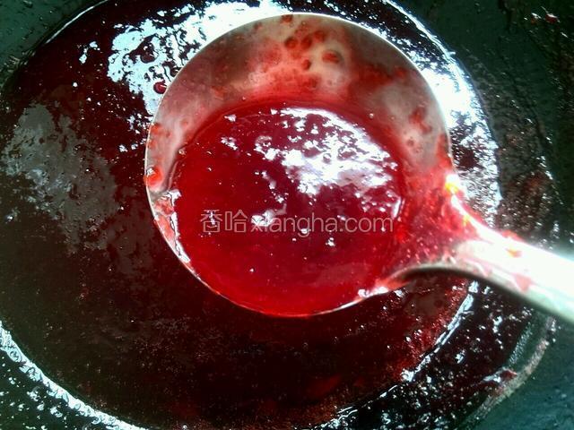 转小火，慢慢的李子酱变得更加粘稠，透亮了。