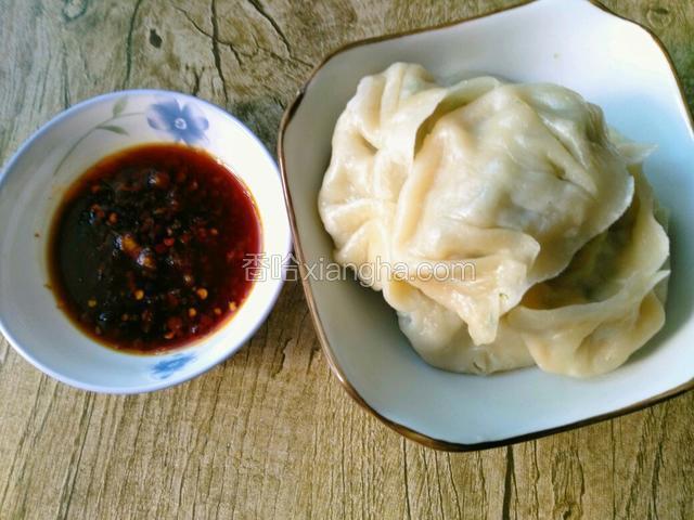 饺子出锅啦，再配一碟蘸料，美哉