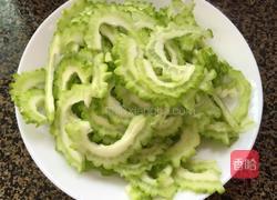 豆豉牛肉炒苦瓜的做法图解1